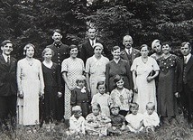 ▲	Rodzina Mazurczaków na niedzielnym festynie w Ludwikówce. Pani Stefania siedzi druga z lewej.