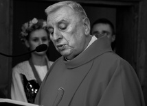 ▲	 Ks. kan. Andrzej Więckowski przeżył 70 lat, w tym 46 lat w kapłaństwie.
