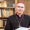 ▼	– Maryi zawierzam każdy dzień biskupiego posługiwania – mówił bp Janusz Ostrowski.