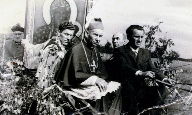 Nawiedzenie Matki Bożej w znaku kopii jasnogórskiej ikony. Ks. Roman Kotlarz siedzi po prawej ręce bp. Piotra Gołębiowskiego