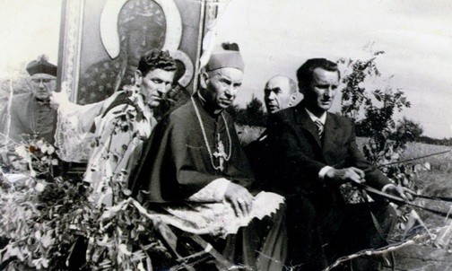 Nawiedzenie Matki Bożej w znaku kopii jasnogórskiej ikony. Ks. Roman Kotlarz siedzi po prawej ręce bp. Piotra Gołębiowskiego