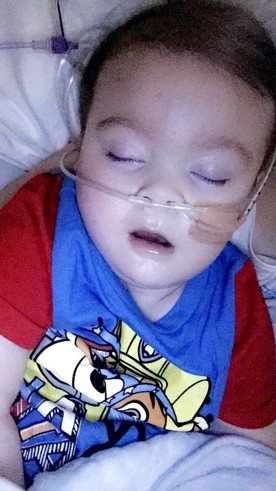 Alfie Evans wciąż walczy o życie