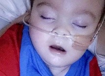 Alfie Evans wciąż walczy o życie