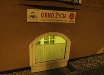 Kilkudniowa dziewczynka w oknie życia!