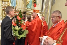 Młodzi dziękują za bierzmowanie w Uszwi