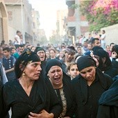 Pogrzeb ofiar agresji przeciwko chrześcijańskim Koptom w Minya (Egipt).