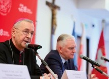 Przewodniczący KEP abp Stanisław Gądecki i wicepremier Jarosław Gowin podczas konferencji.