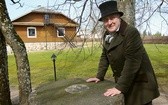 Józef Szostakowski oprowadza po muzeum w stroju, jaki odświętnie nosił Syrokomla.