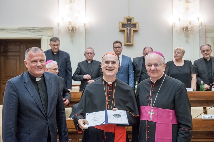 Sesja w Papieskiej Akademii Nauk i "Oblicze" Mądzika