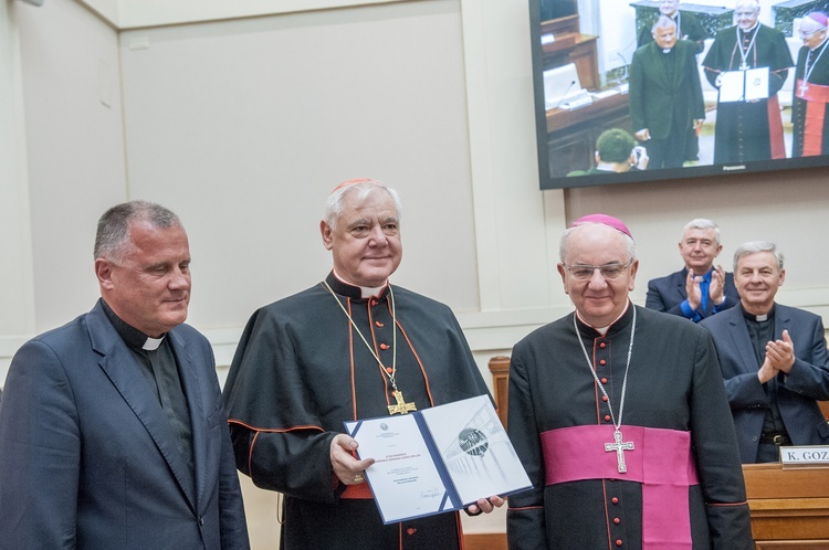 Sesja w Papieskiej Akademii Nauk i "Oblicze" Mądzika