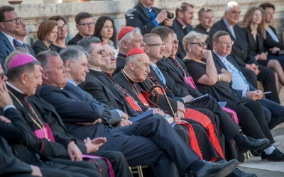 Sesja w Papieskiej Akademii Nauk i "Oblicze" Mądzika