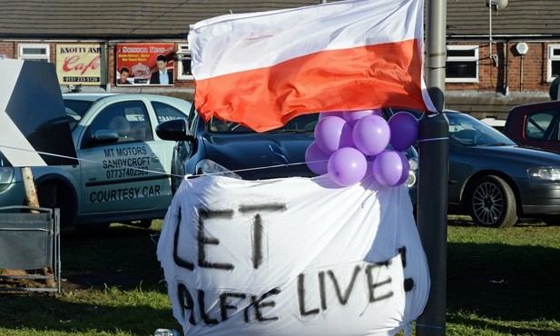 Sprawa Alfiego Evansa: Lekarze wprowadzili sąd w błąd