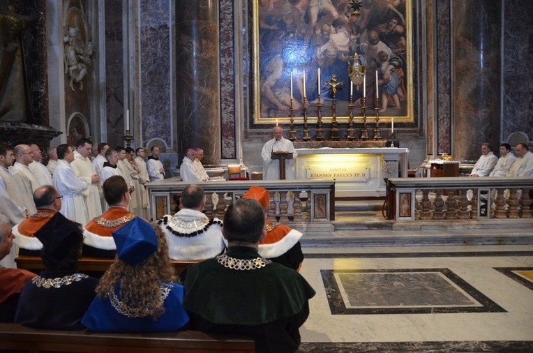 Msza św. przy grobie Jana Pawła II