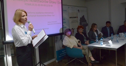 Konferencja naukowa w Radomskim Centrum Onkologii. Prelegentów wita Dorota Ząbek, dyrektor placówki