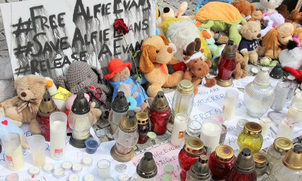 Walcz Alfie! - napisano na kartkach, złożonych przed ambasadą Wielkiej Brytanii w Warszawie