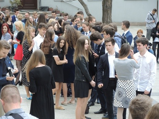 Polonez maturzystów na pl. Chrobrego w Bielsku-Białej