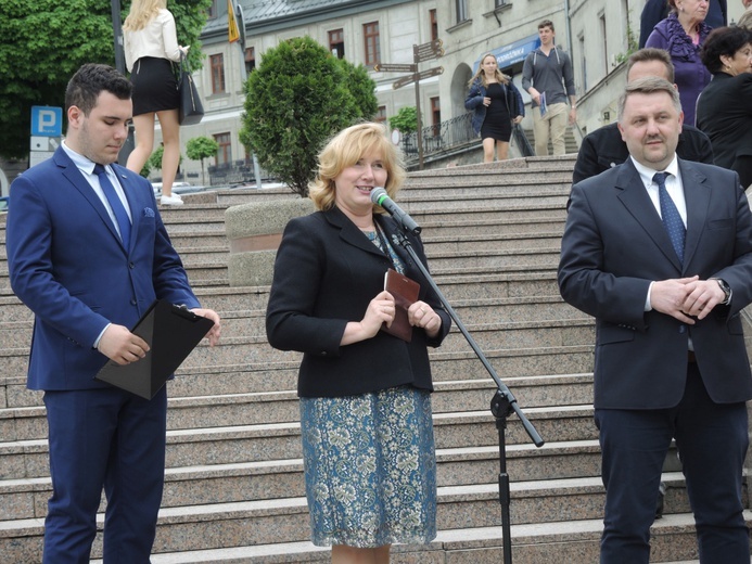 Polonez maturzystów na pl. Chrobrego w Bielsku-Białej