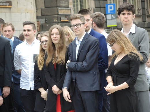 Polonez maturzystów na pl. Chrobrego w Bielsku-Białej