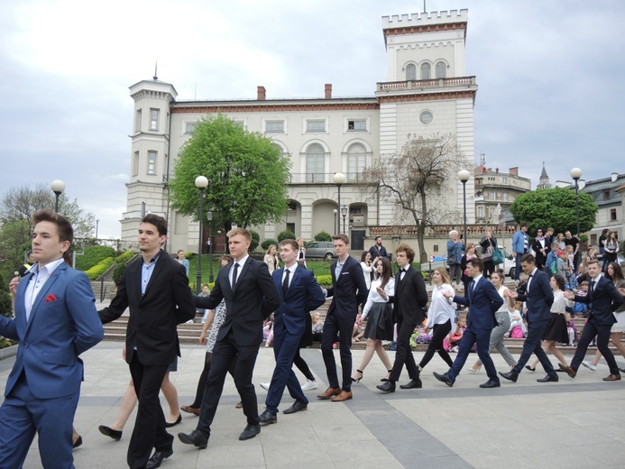 Polonez maturzystów na pl. Chrobrego w Bielsku-Białej