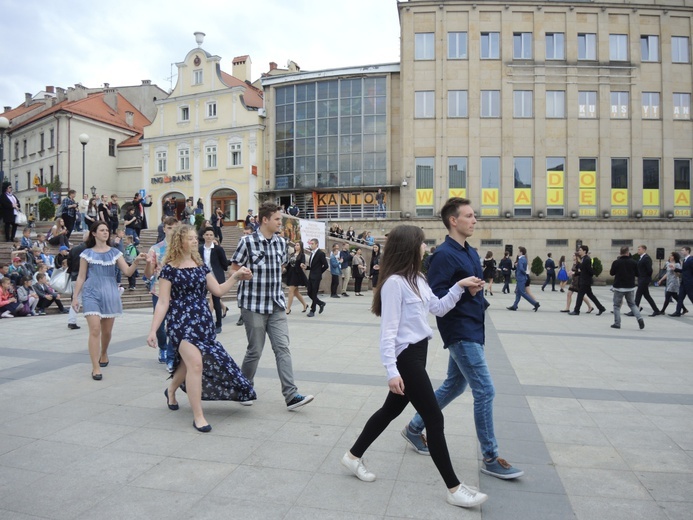 Polonez maturzystów na pl. Chrobrego w Bielsku-Białej