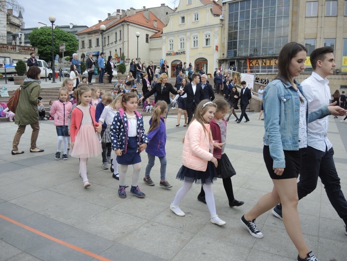 Polonez maturzystów na pl. Chrobrego w Bielsku-Białej