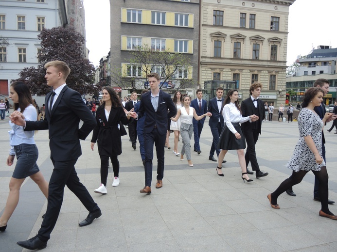 Polonez maturzystów na pl. Chrobrego w Bielsku-Białej