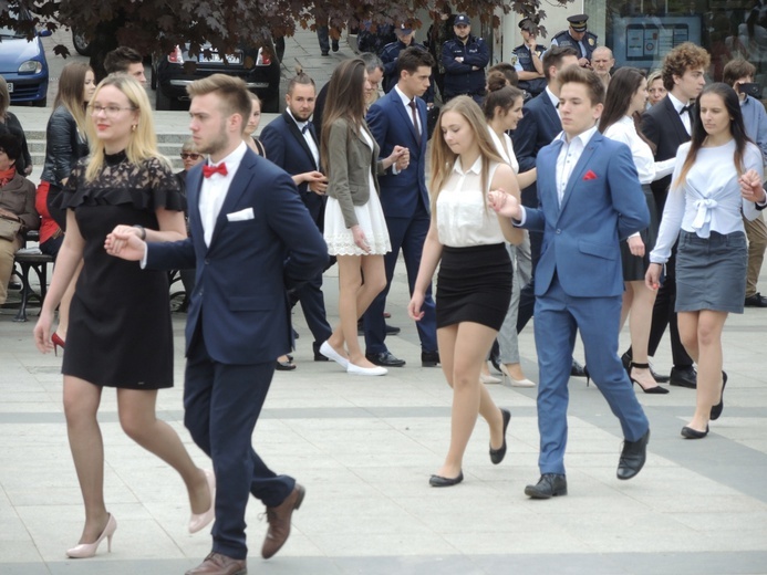 Polonez maturzystów na pl. Chrobrego w Bielsku-Białej