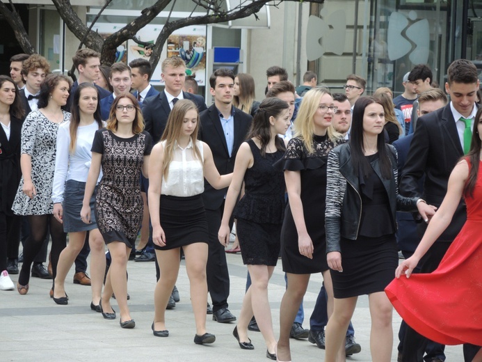 Polonez maturzystów na pl. Chrobrego w Bielsku-Białej