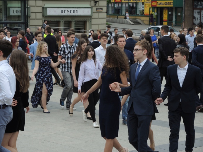 Polonez maturzystów na pl. Chrobrego w Bielsku-Białej