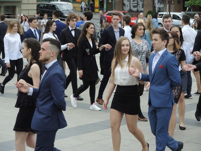 Polonez maturzystów na pl. Chrobrego w Bielsku-Białej