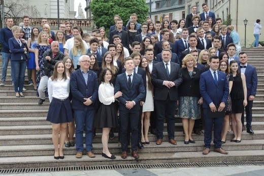 Polonez maturzystów na pl. Chrobrego w Bielsku-Białej