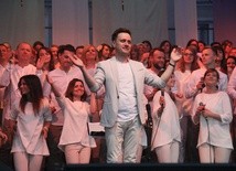 W Koncercie Chwały co roku bierze udział blisko 150 muzyków w tym Chór dla Jezusa