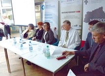 Sesja naukowa w RCO. Prelegentów wita Dorota Ząbek, dyrektor placówki.