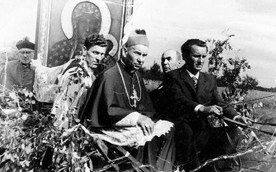 Nawiedzenie kopii jasnogórskiej ikony. Ks. Kotlarz siedzi po prawej bp. Piotra Gołębiowskiego.