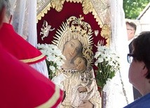 Feretron Matki Bożej Oliwskiej oraz członkowie Bractwa Krzyża Świętego ubrani w charakterystyczne stroje to rozpoznawalne znaki oliwskiej pielgrzymki.