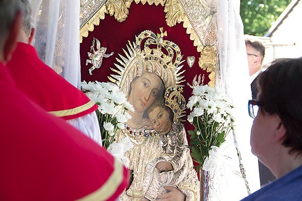 Feretron Matki Bożej Oliwskiej oraz członkowie Bractwa Krzyża Świętego ubrani w charakterystyczne stroje to rozpoznawalne znaki oliwskiej pielgrzymki.