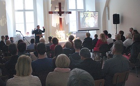 Konferencja, przerwa na kawę i ciasto, uwielbienie Boga śpiewem i modlitwą – to przebieg każdej katechezy.