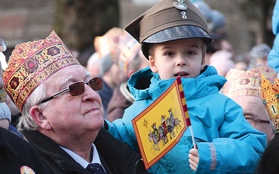 Pan Augustyn, prezes Stowarzyszenia Pomocy Bliźniemu im. Brata Krystyna, ze swoim wnukiem podczas tegorocznego Orszaku Trzech Króli w Gorzowie Wlkp.