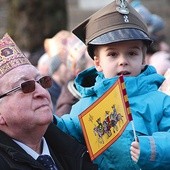 Pan Augustyn, prezes Stowarzyszenia Pomocy Bliźniemu im. Brata Krystyna, ze swoim wnukiem podczas tegorocznego Orszaku Trzech Króli w Gorzowie Wlkp.