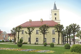 Rajcy miejscy na czele z burmistrzem wręczyli królowi Fryderykowi Augustowi I symboliczne klucze miasta, dumni z przynależności do Księstwa Warszawskiego.