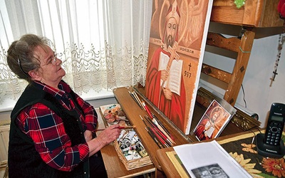 Pani Danuta w swoim kuchennym warsztacie kończy wizerunek św. Wojciecha.
