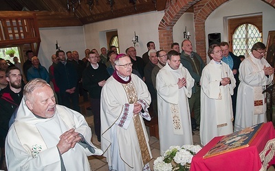 ▲	O Maryi w życiu mężczyzny mówił panom we franciszkańskiej pustelni bp Edward Dajczak. 