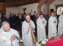 ▲	O Maryi w życiu mężczyzny mówił panom we franciszkańskiej pustelni bp Edward Dajczak. 