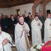 ▲	O Maryi w życiu mężczyzny mówił panom we franciszkańskiej pustelni bp Edward Dajczak. 