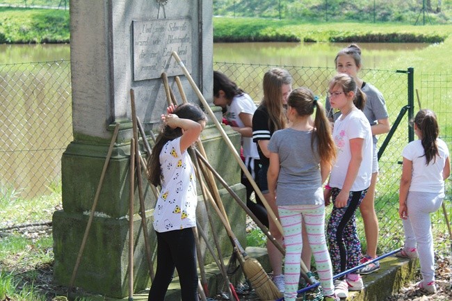 Wszyscy, od najmłodszych do najstarszych, garnęli się do pracy.