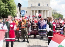 Korowód z elementami barw narodowych połączył generacje.