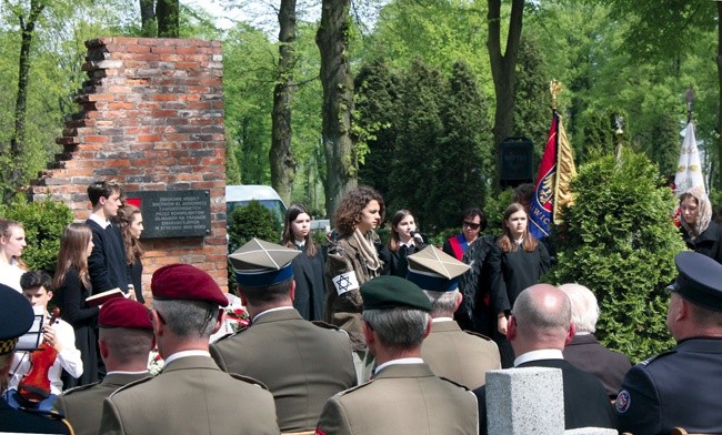 Przy pomniku upamiętniającym ofiary Marszu Śmierci. 