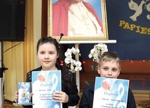 Każdy uczestnik otrzymał pamiątkowy dyplom.  Na zdjęciu Weronika i Hubert.