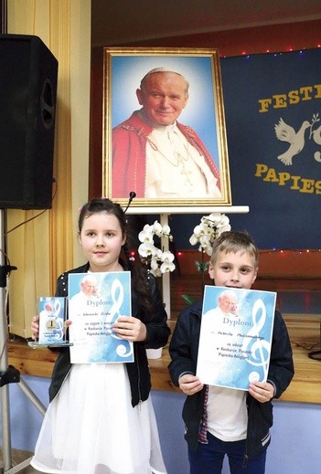 Każdy uczestnik otrzymał pamiątkowy dyplom.  Na zdjęciu Weronika i Hubert.