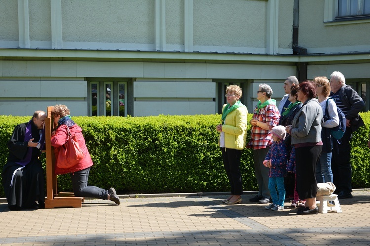 Zjazd osób modlących się za kapłanów